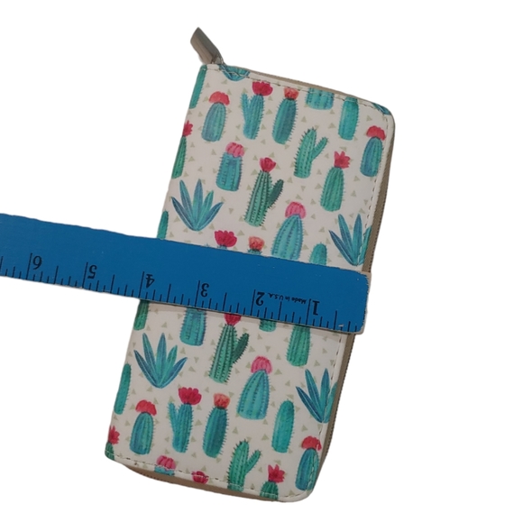 Cactus Print White Faux Leather Full Zip Wallet - Picture 5 of 5
